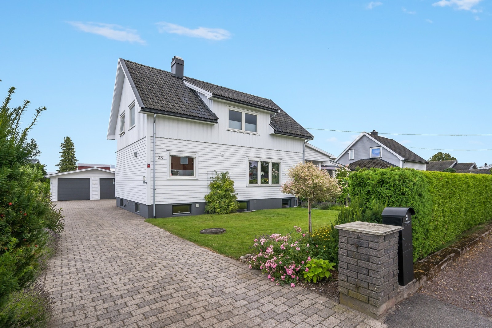 Vi fortsetter inn den steinsatte gårdsplassen Galleribilde