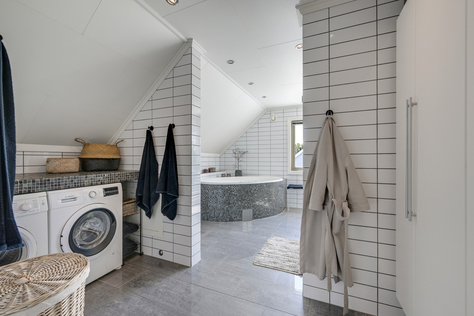 Vi fortsetter inn på boligens tredje og største bad Galleribilde