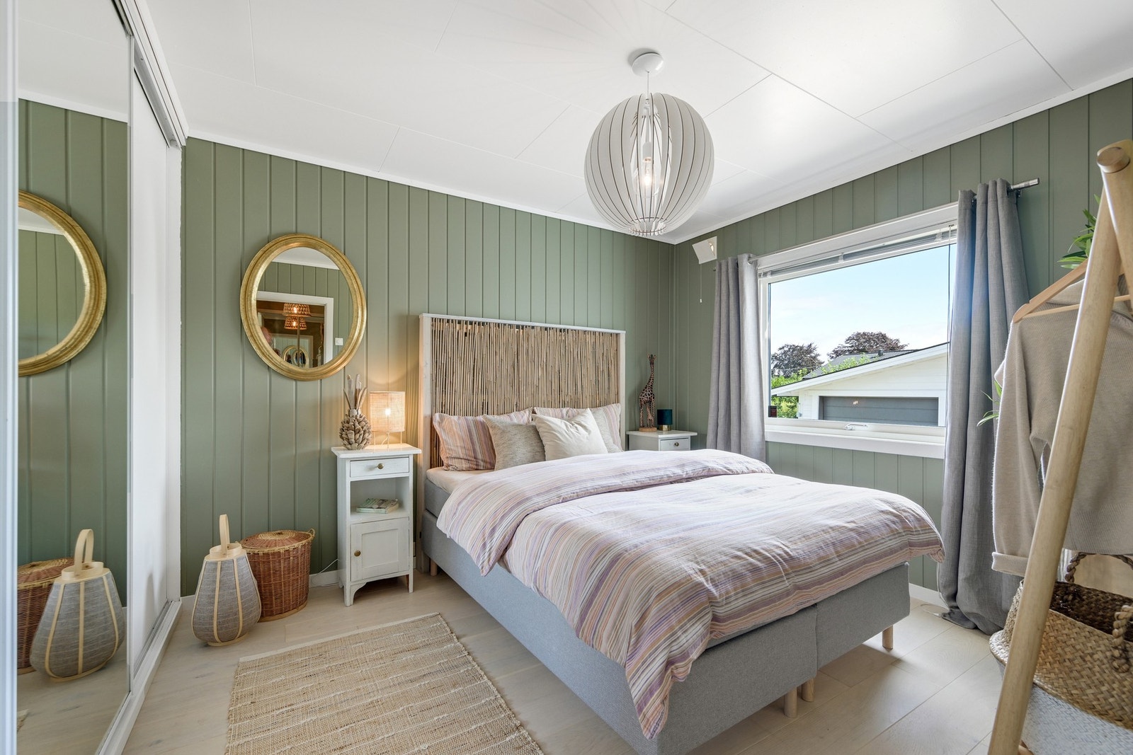 Dette soverommet er i 1. etasje - så her har man alt på ett plan Galleribilde