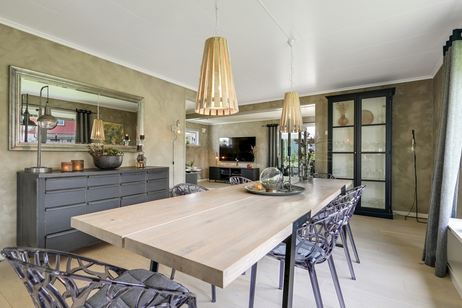 I forlengelse av kjøkkenet er det god plass for langbord/spisestue Galleribilde