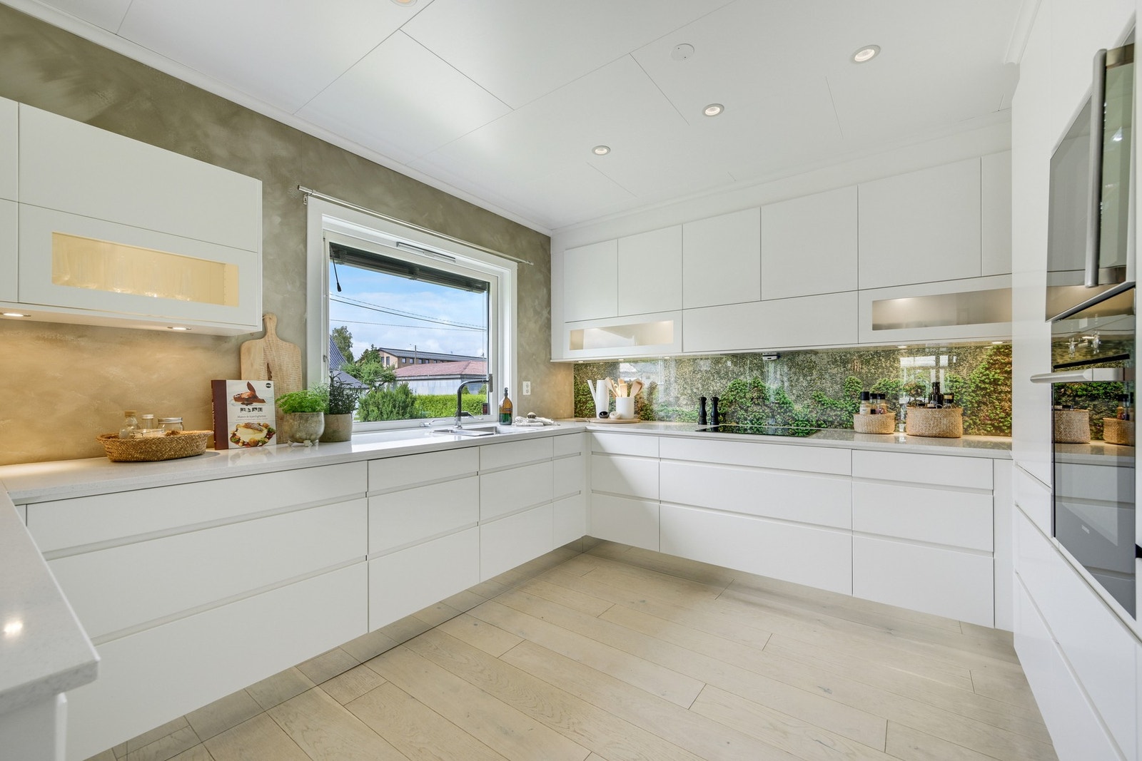 Som vi ser er det masse skuffer og benkeplass Galleribilde