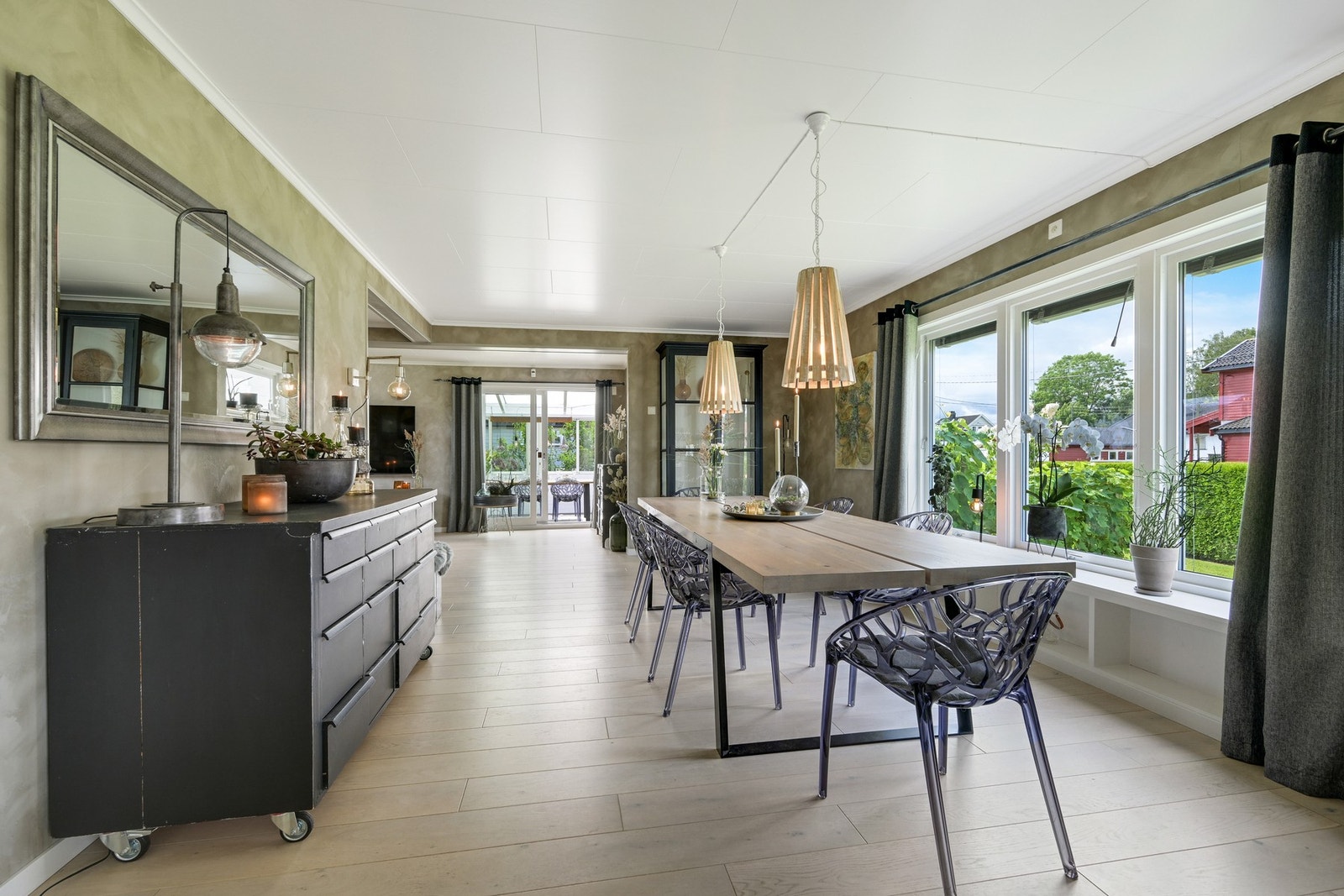 Spisestue fortsetter mot en TV-krok og videre mot vinterhagen Galleribilde