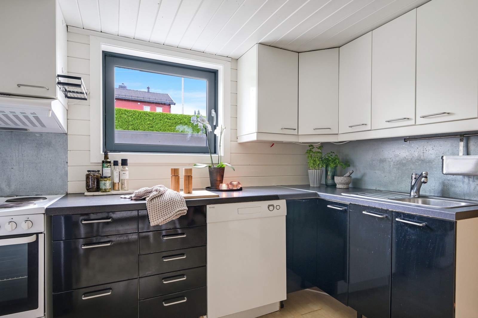 Hvitevarene - bortsett fra kjøleskapet kan medfølge også her Galleribilde