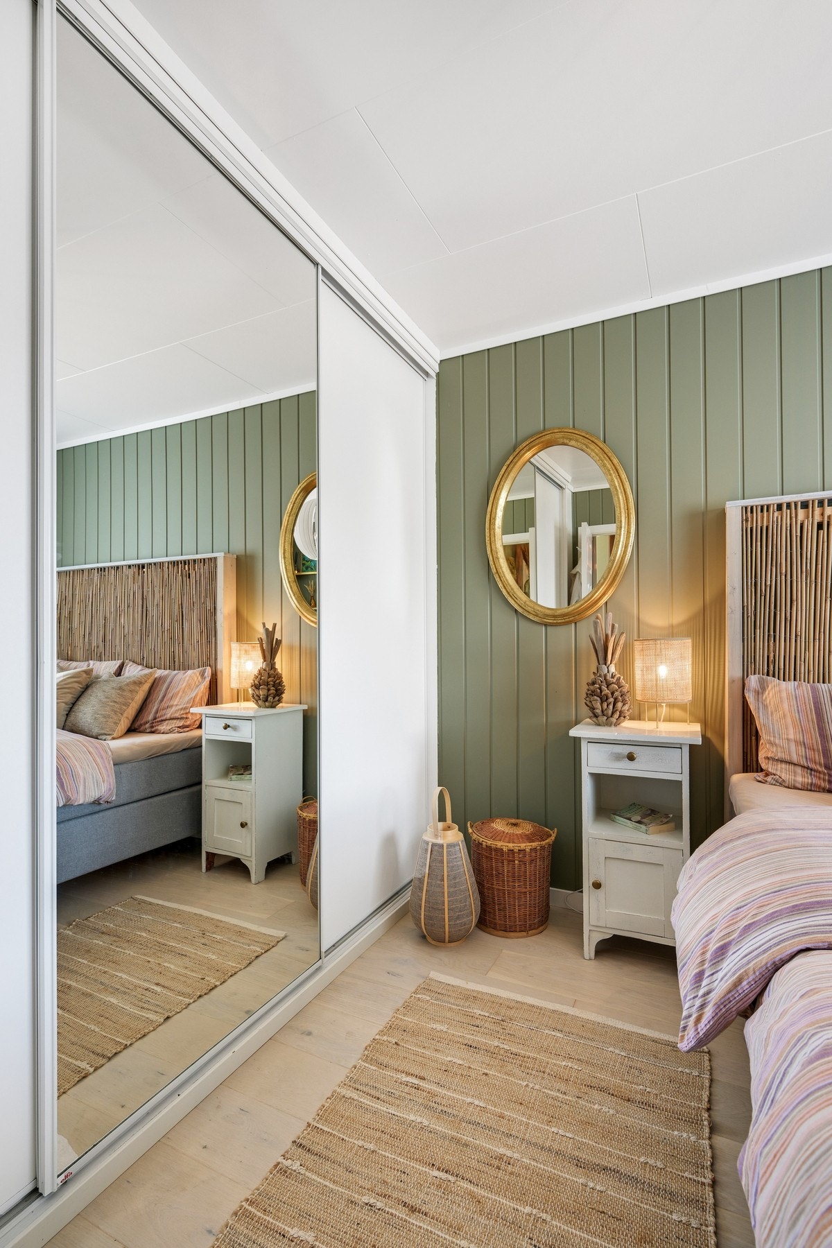 Godt med skapplass på dette soverommet Galleribilde