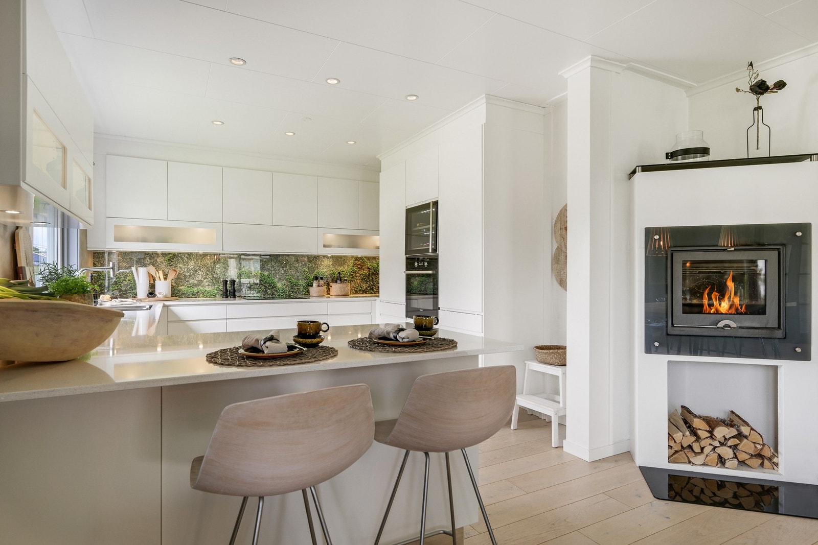 "Drømmekjøkken"/allrom med hvitevarer, barløsning og peis - her vil både små og store trives Galleribilde