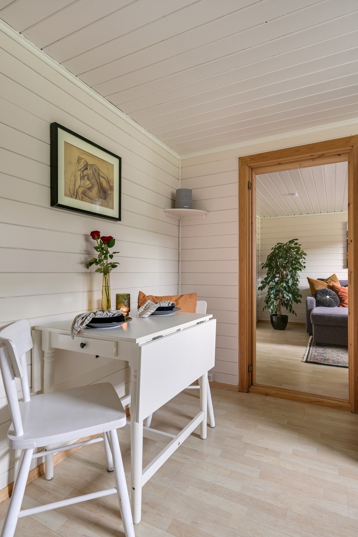 Spisebord på kjøkkenet og vi ser videre mot stua Galleribilde