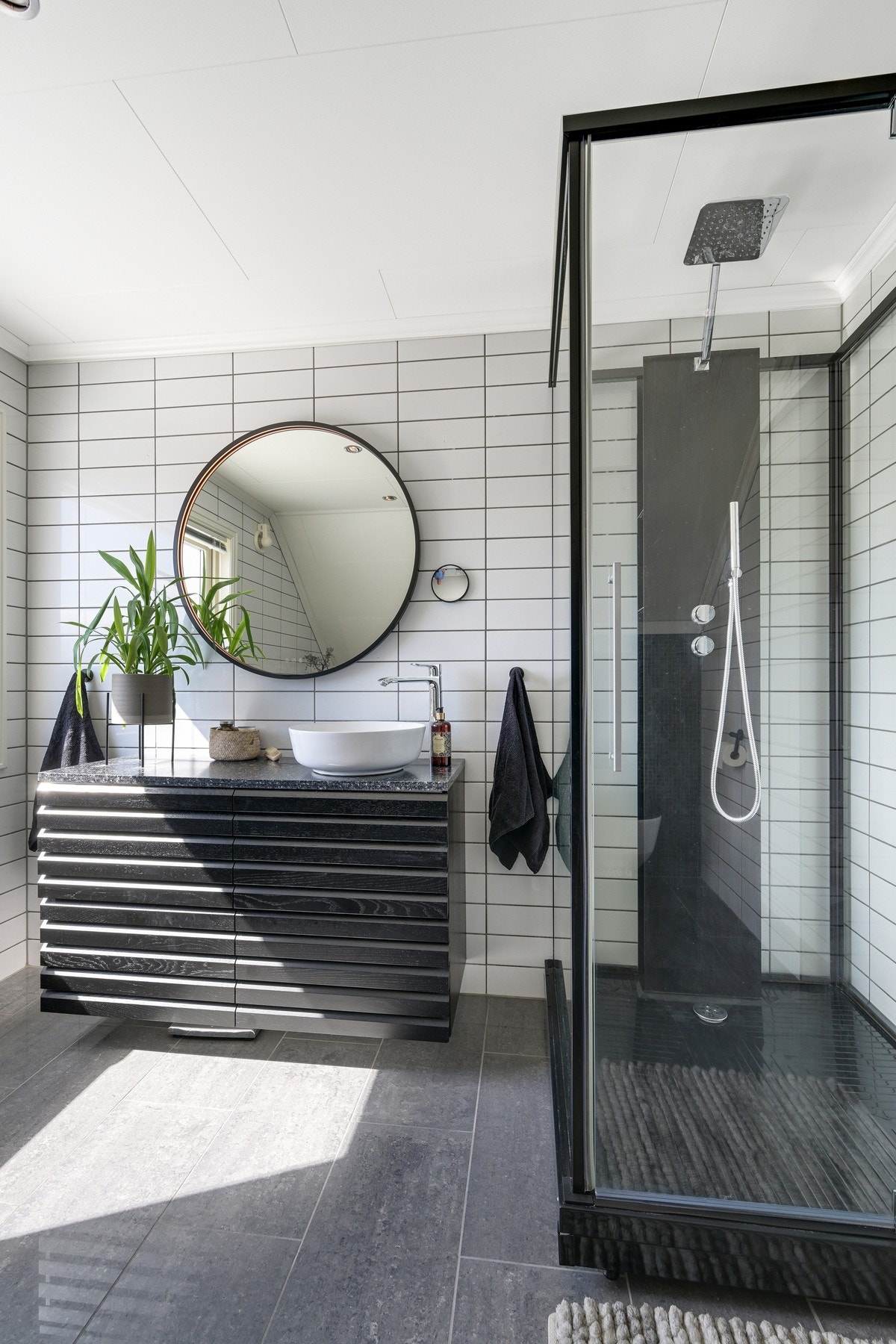 Dusjkabinett med regnfall dusj - dimbart speil Galleribilde