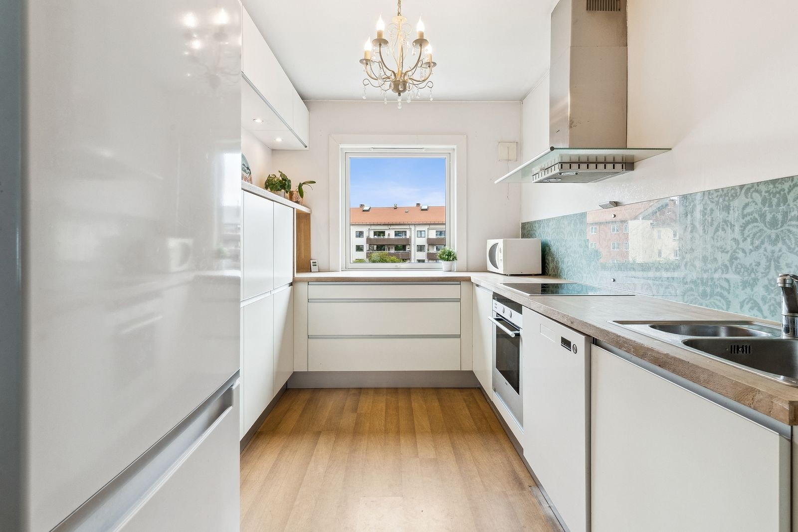 God med skap- og benkplass. Hvitevarer følger med (komfyr, kombiskap og oppvaskmaskin). Galleribilde