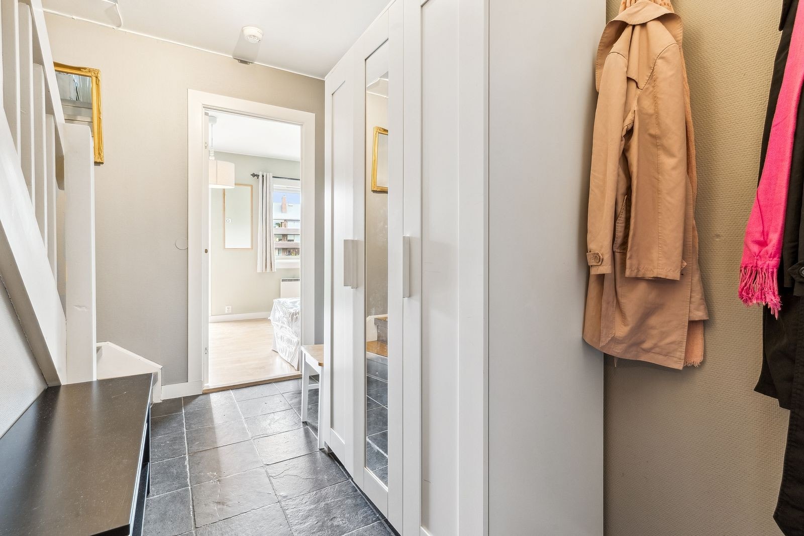 Entré med trapp opp til 5.etasje. Oppbevaring under trappa. Garderobeskap følger med. Galleribilde