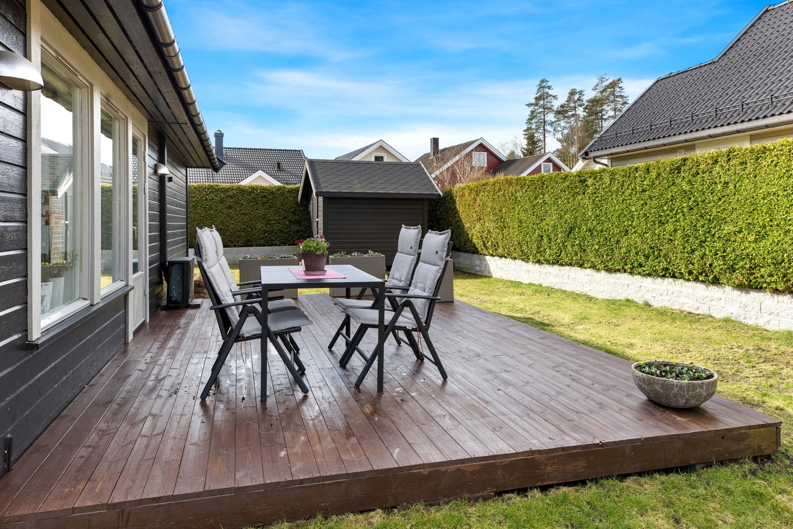 Fra stuen er det utgang til terrassen, med god plass til spisegruppe, loungemøbler og grill. Galleribilde