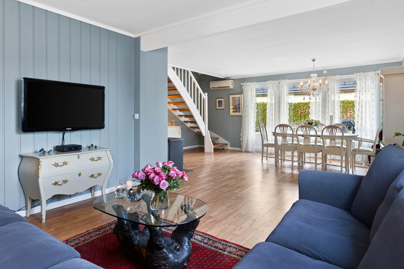 Stuen byr på flere møbleringssoner med god plass til sofagruppe, salongbord, tv-gruppe, spisebord og tilhørende møblement, uten at romfølelsen settes på spill. Galleribilde