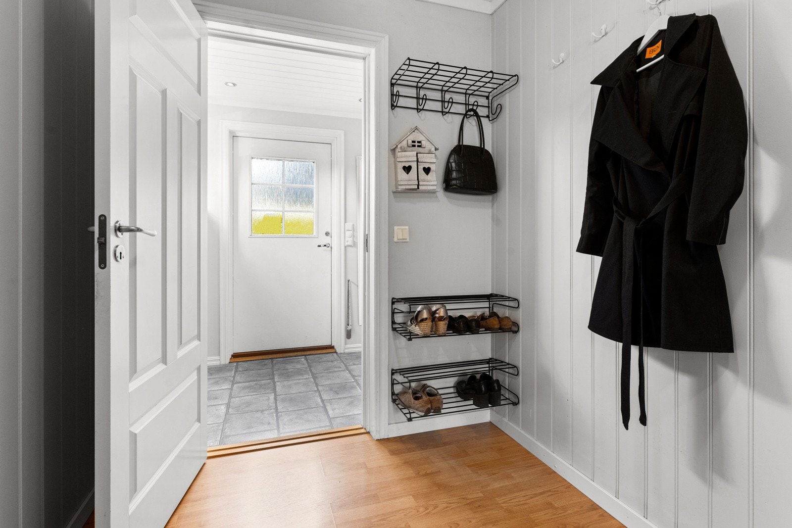 Det koselige inngangspartiet leder inn i et lyst vindfang med tilgang til bod. Galleribilde