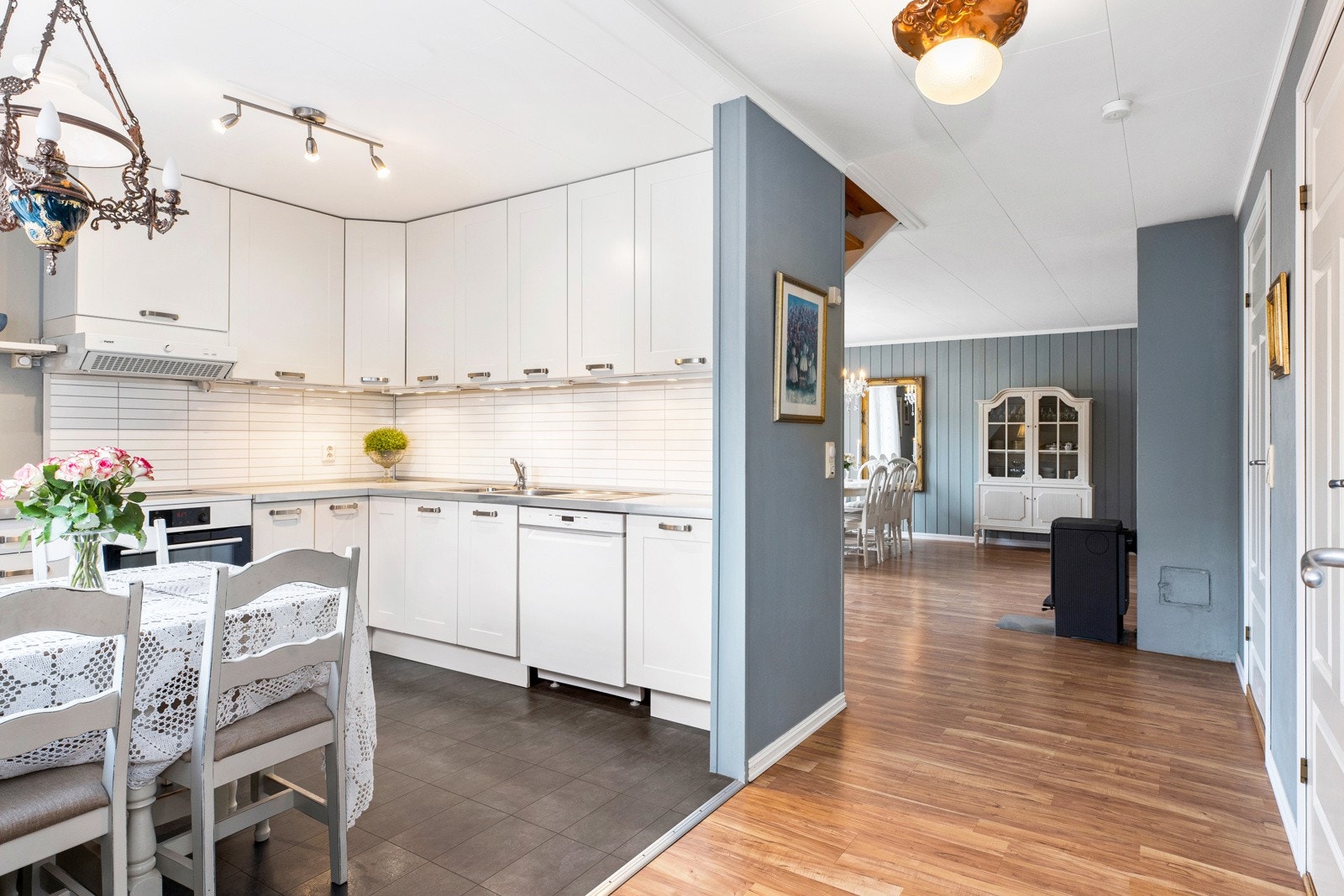 Boligen er går over to plan og er tegnet med tanke på å huse en familie, og for å gjøre hverdagen så enkel som mulig. Galleribilde