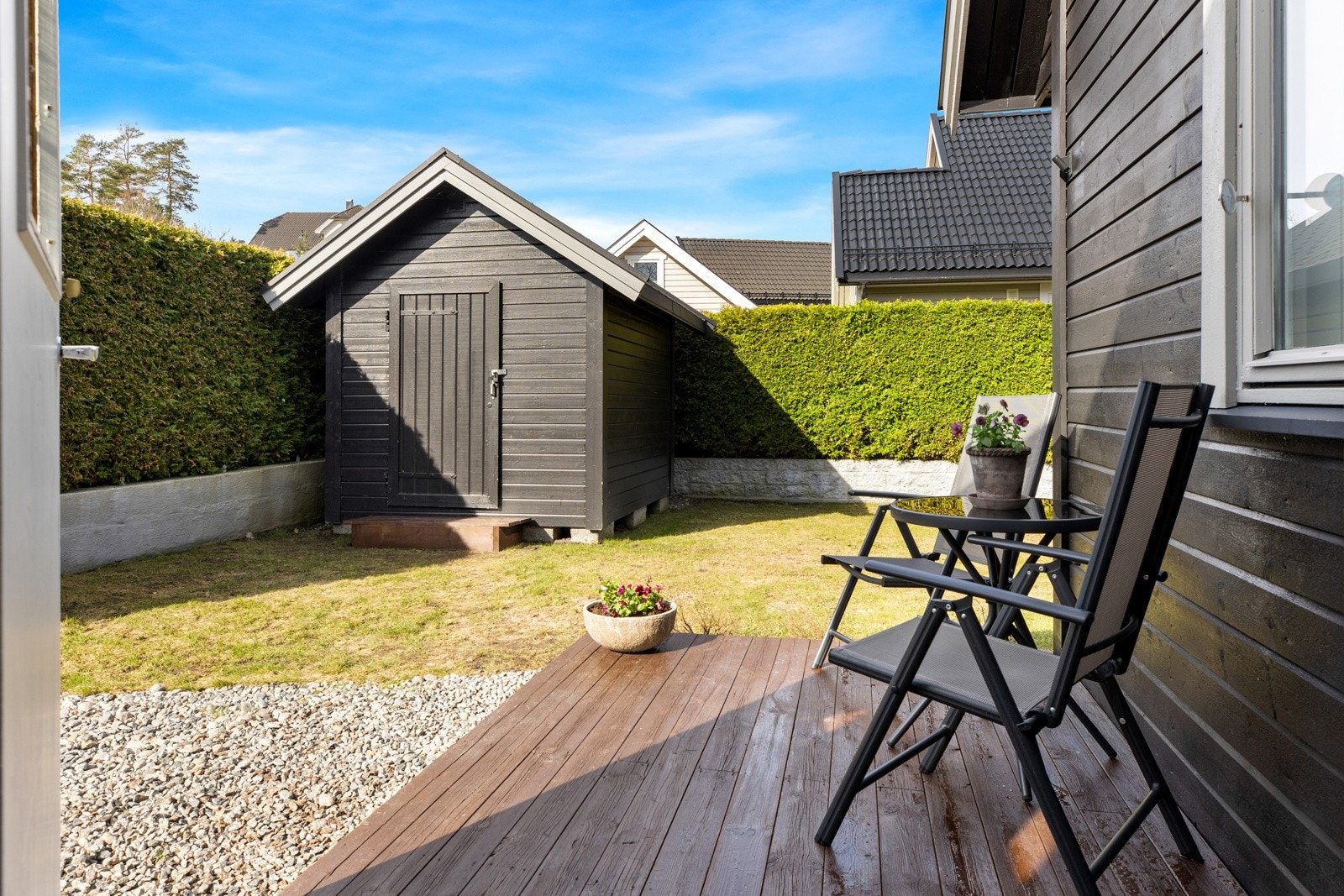 Ved inngangspartiet er det en vestvendt, solrik platting. Her er det hyggelig å komme hjem og ønske gjester velkommen. Galleribilde
