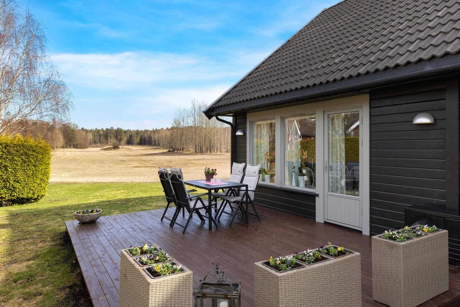 Tomten er opparbeidet med plen, hekk og noe beplantning. Galleribilde