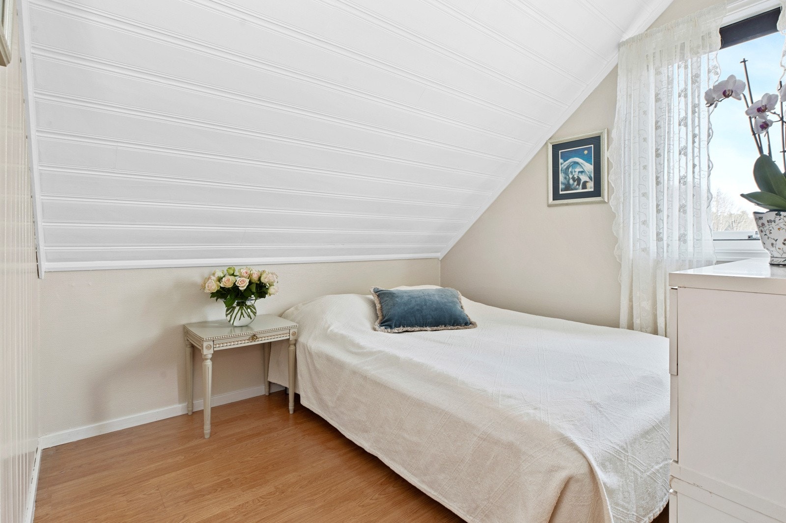 Med tre soverom i en god romløsning kan boligen være et attraktivt alternativ for en småbarnsfamilie. Galleribilde