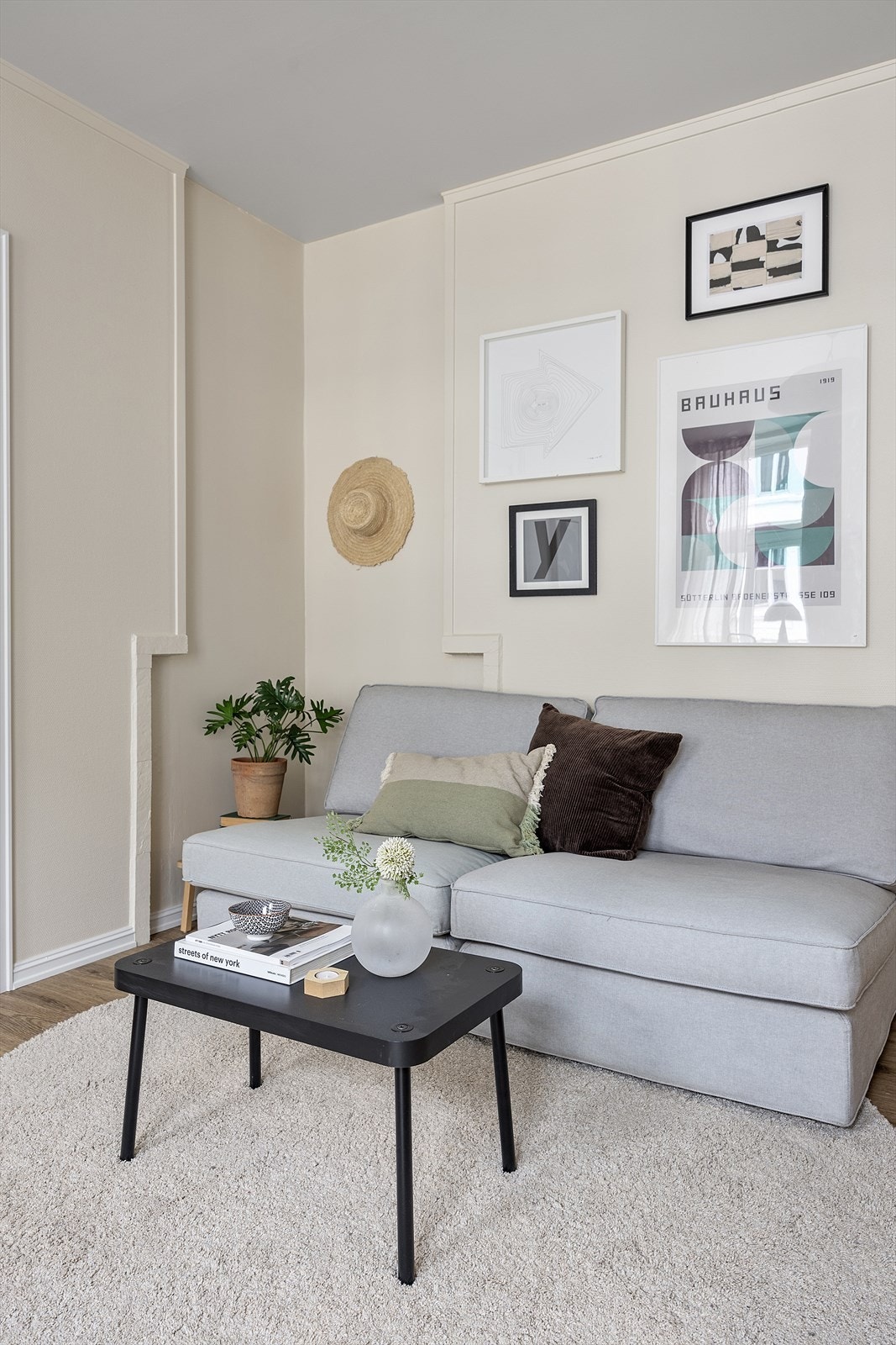 Lys og luftig stue med god takhøyde og nymalte flater. Galleribilde