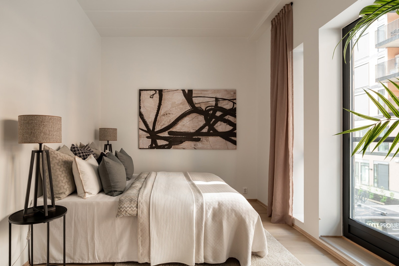 Hovedsoverommet er av god størrelse med plass til dobbeltseng, nattbord og garderobe. Galleribilde