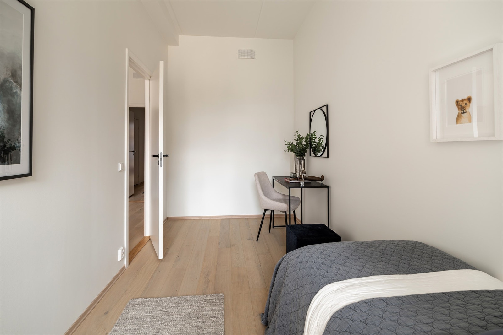 Soverom nr. 2 har plass til enkeltseng, nattbord og garderobe. Galleribilde
