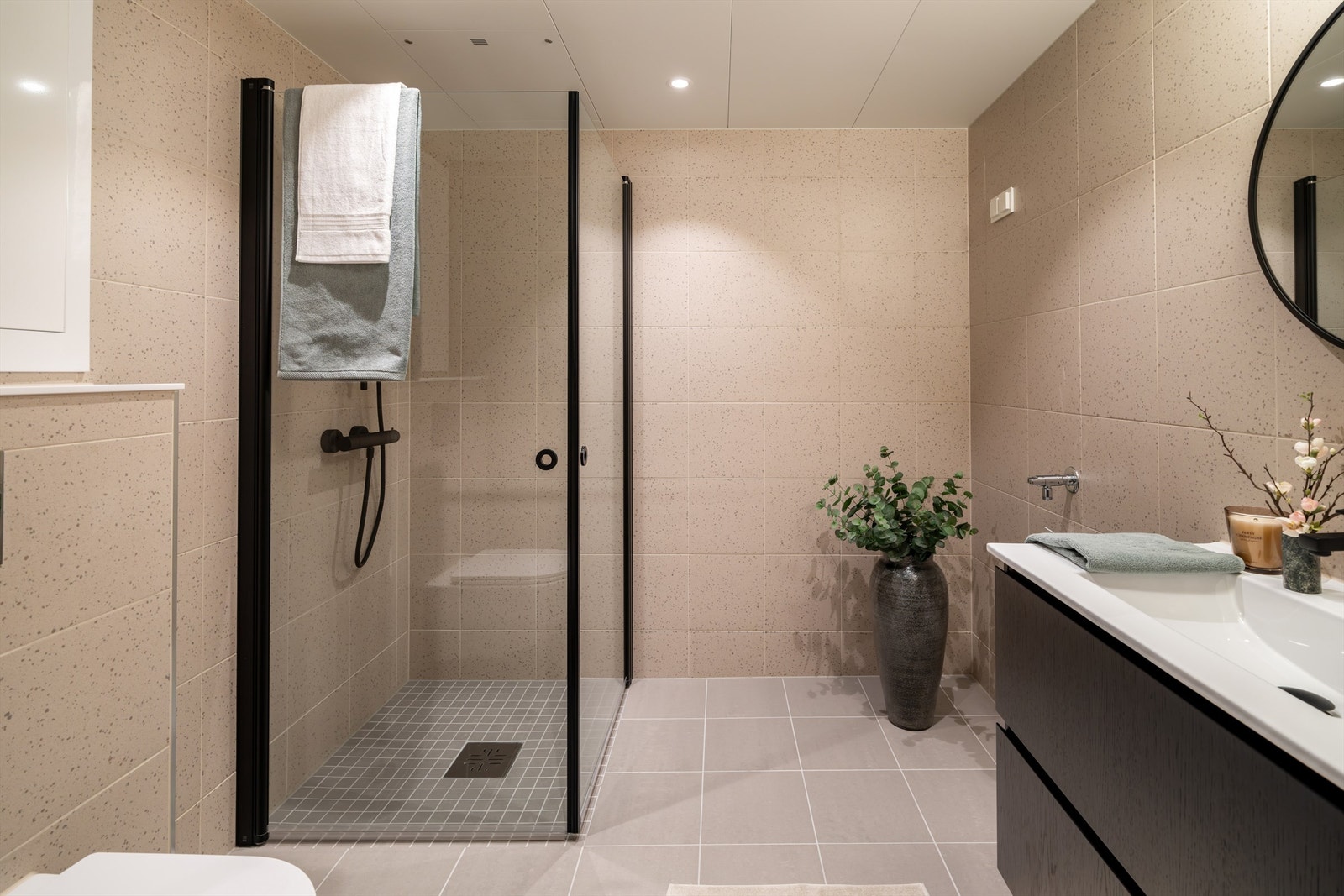 Badet innholder dusj, servant med skuffeseksjon og toalett. I tillegg er det opplegg for vaskemaskin. Galleribilde