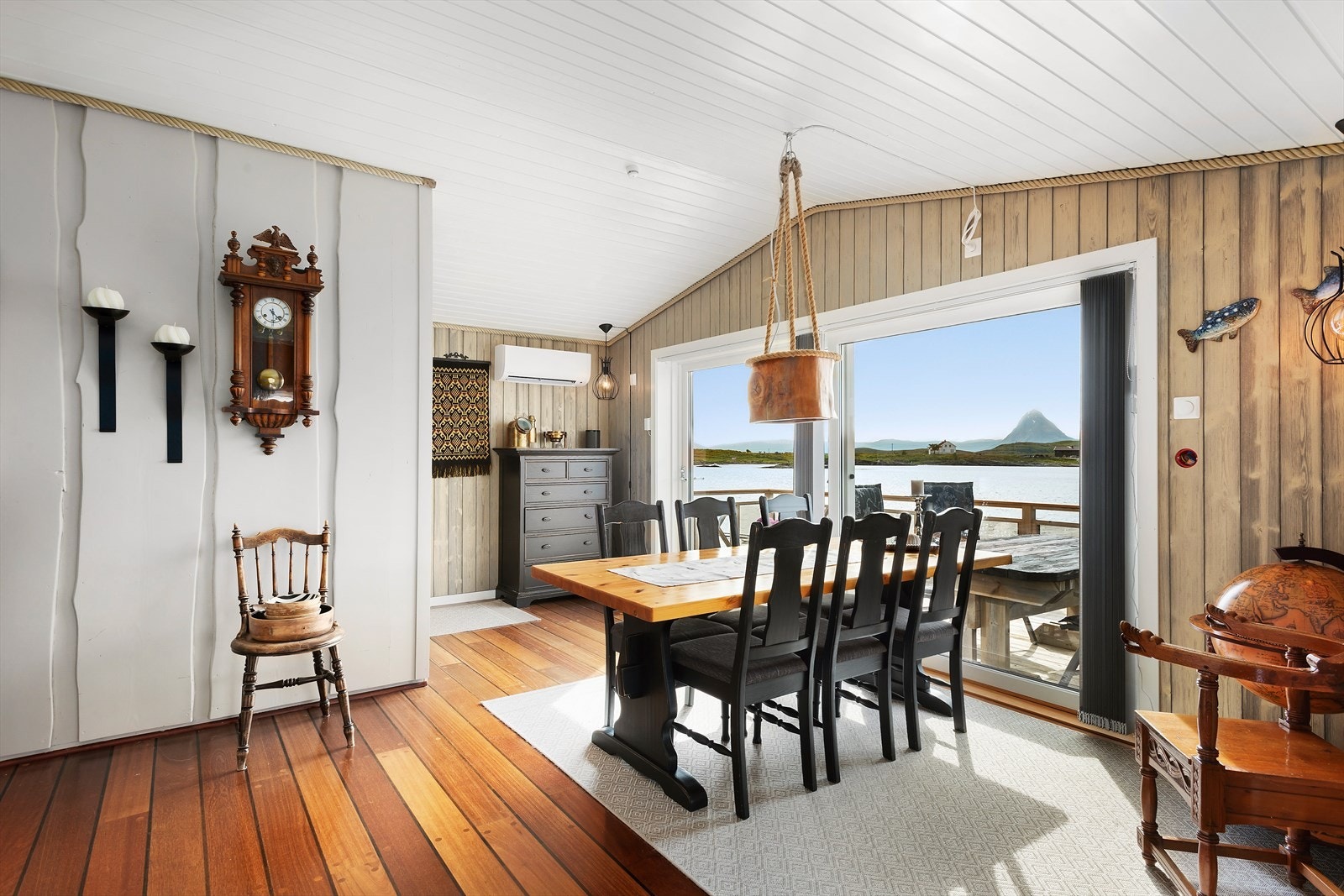 Fritidsrorbuen blir varmet opp med vedfyring, luft-til-luft varmepumpe og annen elektrisk oppvarming. Galleribilde