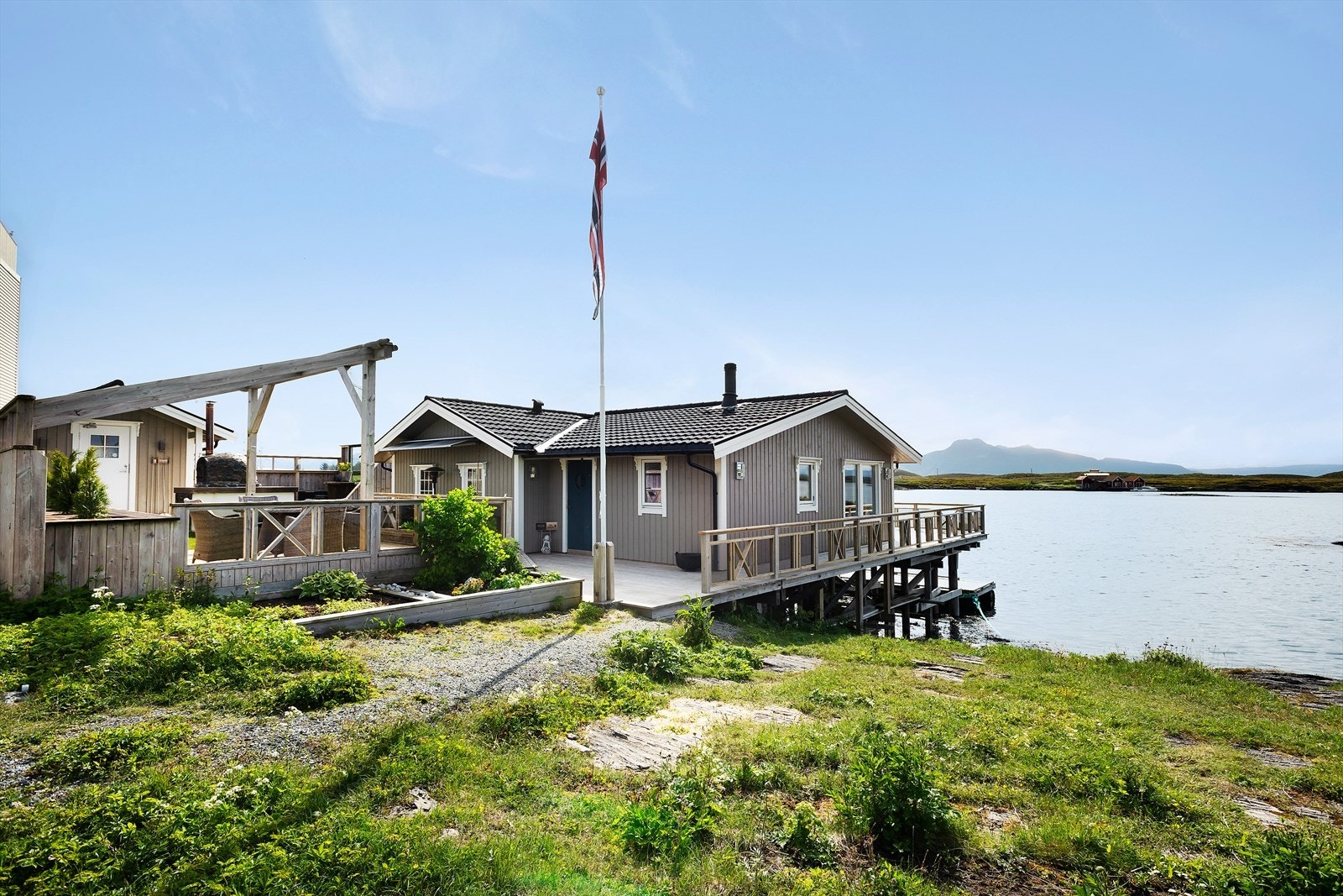 Det er lagt Elvestadrør med varmekabel fra hytta og til koblingspunkt for at vannet ikke skal fryse på vinterstid. Galleribilde