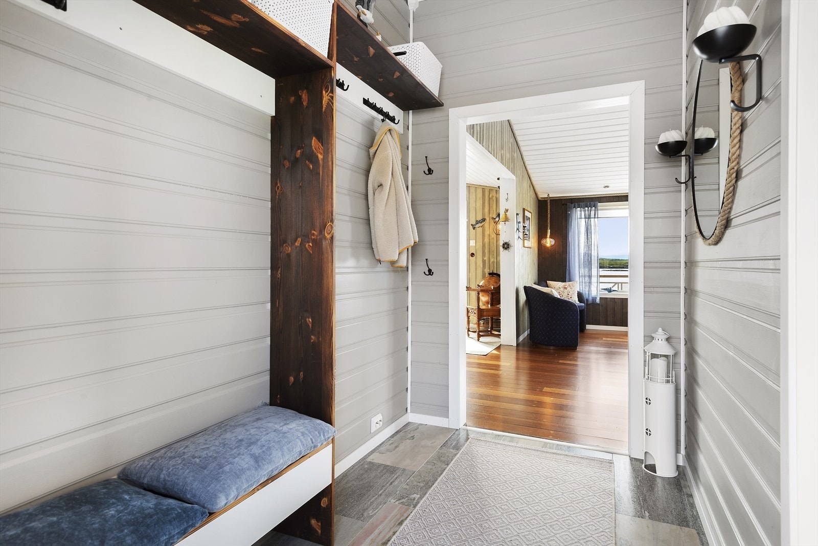 Romslig hall med plass til oppheng av sko og yttertøy. Galleribilde