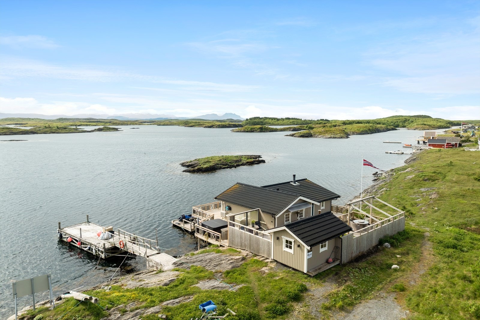 REDE Eiendomsmegling ønsker velkommen til Slenesveien 62. Nærmere sjøen kommer du ikke! Galleribilde