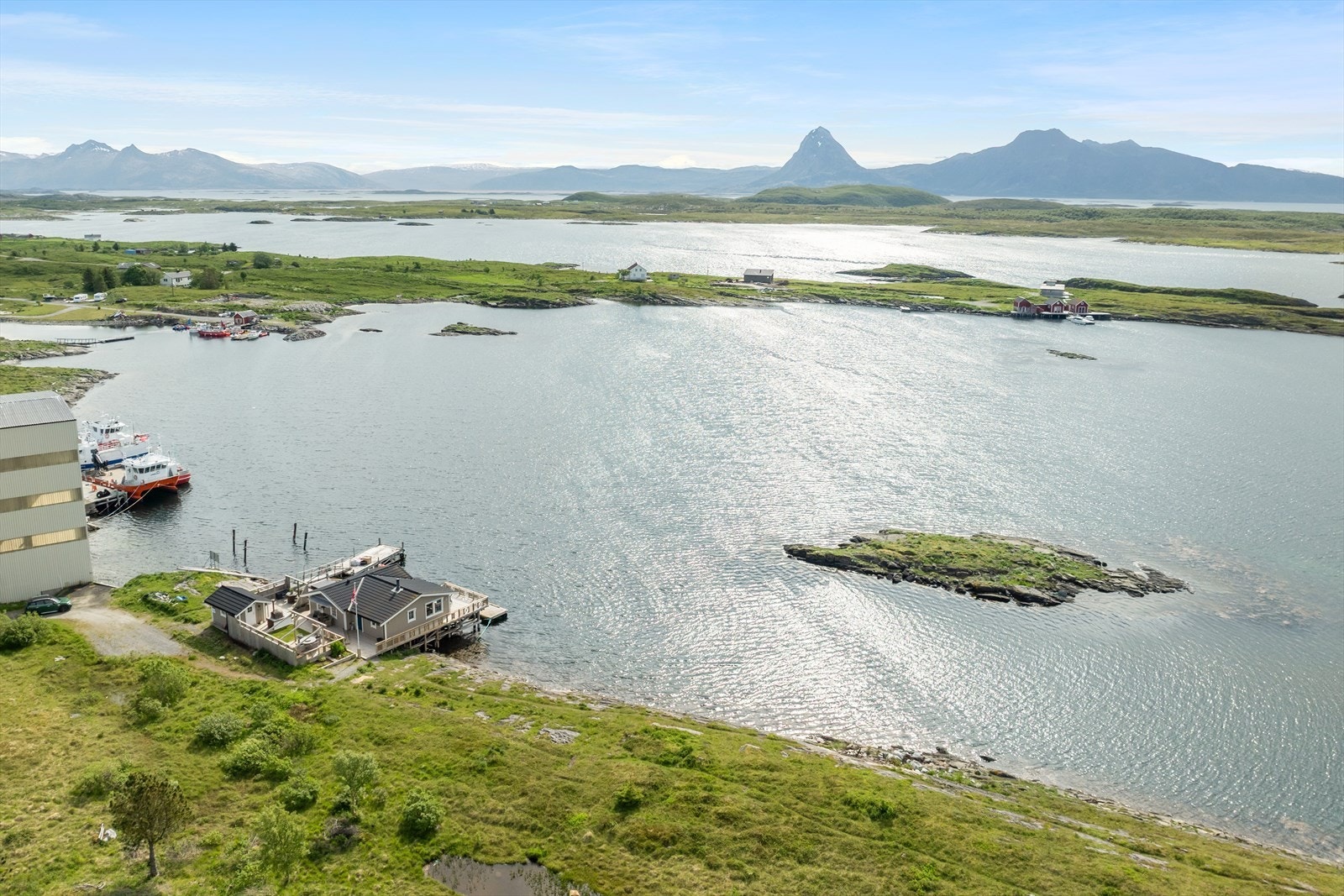 Ingen av øyene eller holmene er spesielt høye, så nesten hvor enn du ferdes har du fantastisk utsikt til midnattssola på sommeren eller nordlyset på høsten og vinteren. Her ser du bl.a. Tomma, De syv søstre m.m. Galleribilde