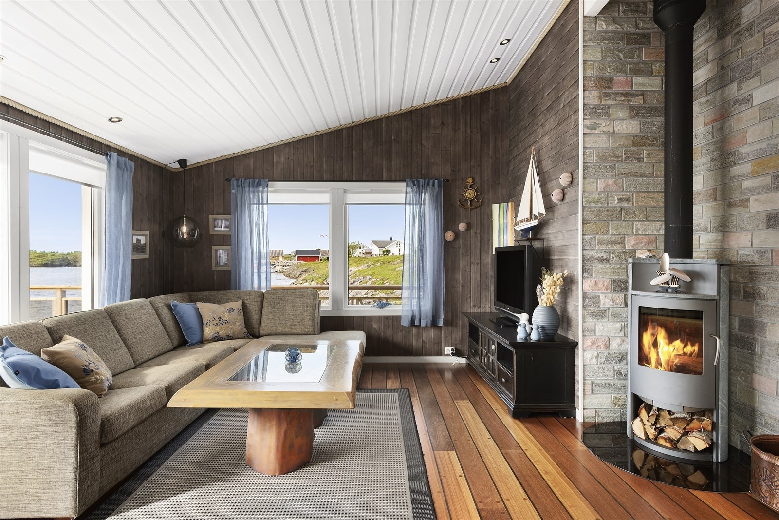 God takhøyde gjør rommet behagelig å oppholde seg i, samt at det oppleves større. Galleribilde