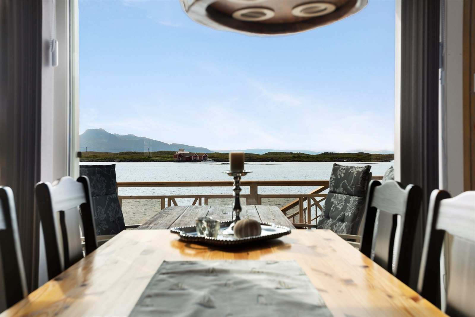 På Sleneset finnes barnehage, barne- og ungdomsskole, eldresenter og helsestasjon, Joker dagligvare, post i butikk, spisested, golfbane, kino, forsamlingshus trelast og gode båtforbindelser. På sommeren tredobles innbyggertallet! Galleribilde