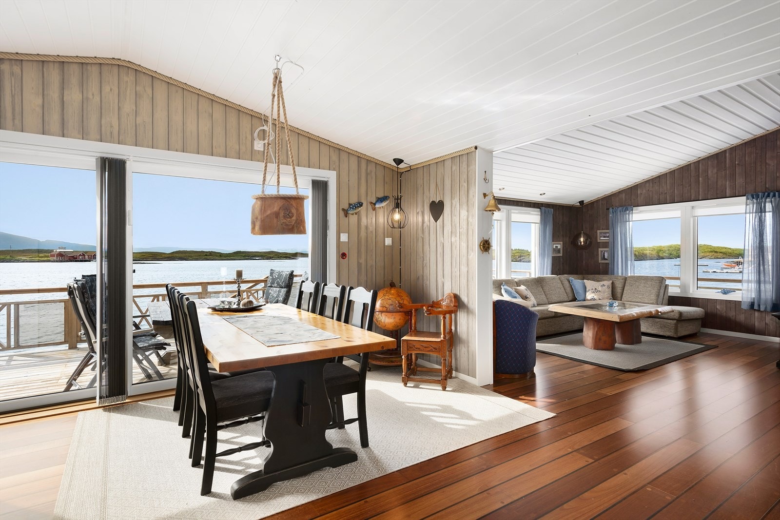 Stue med mye lysinnslipp gir nærhet til elementene. Galleribilde