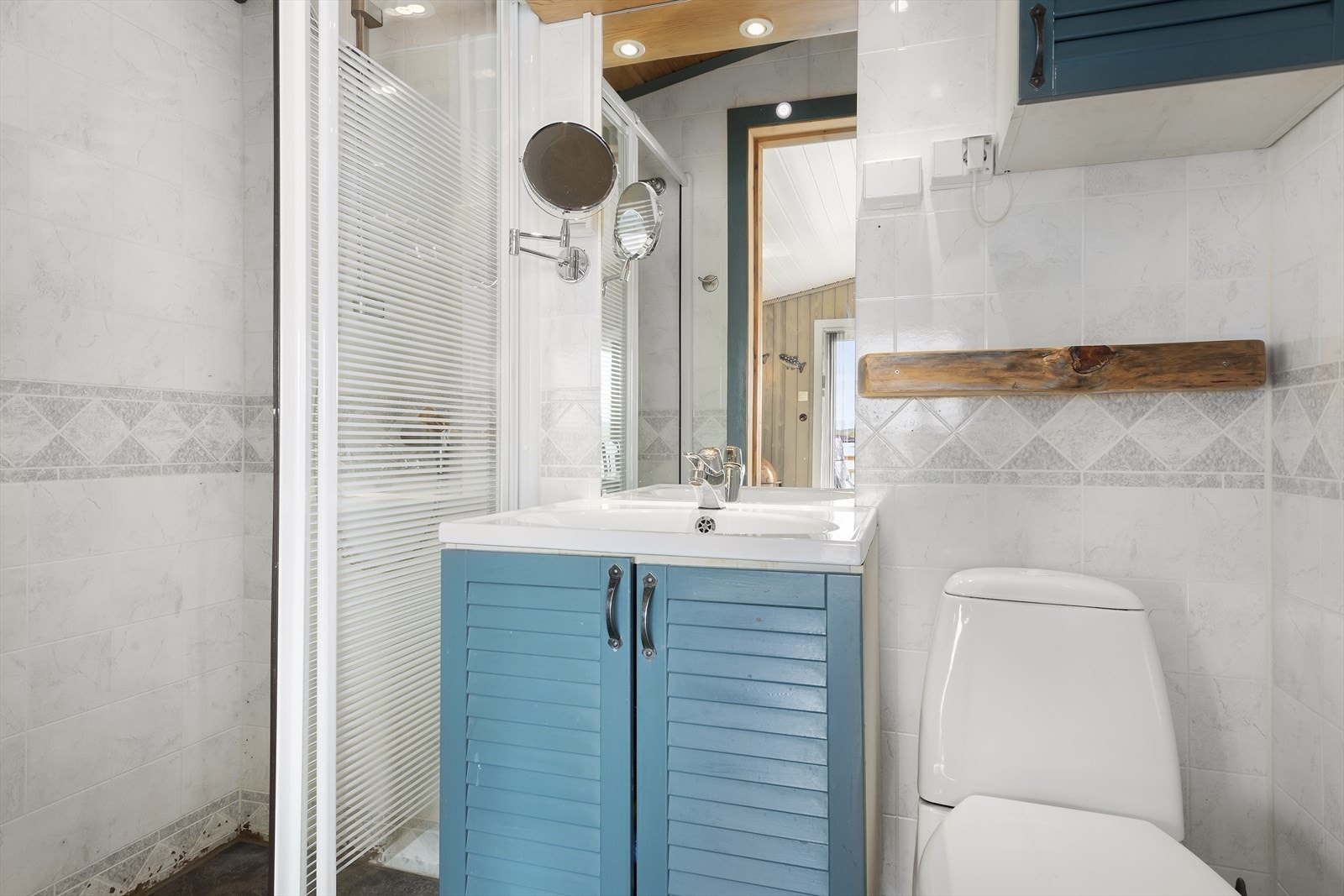 Enkelt baderom som innehar det man trenger. Innlagt kommunalt vann. Galleribilde