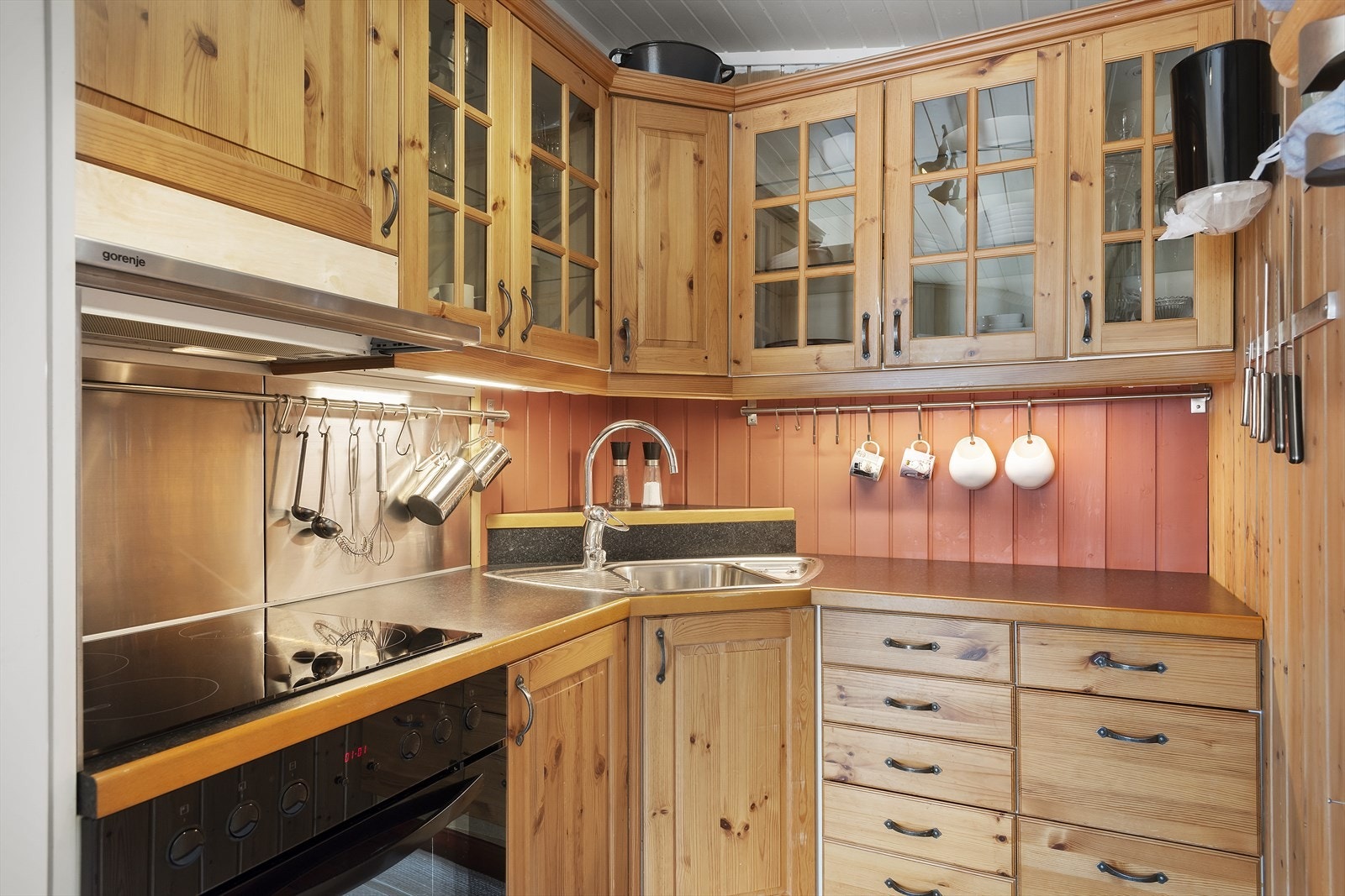 Hvitevarer som koketopp, stekeovn og kjøleskap medfølger handelen. Galleribilde