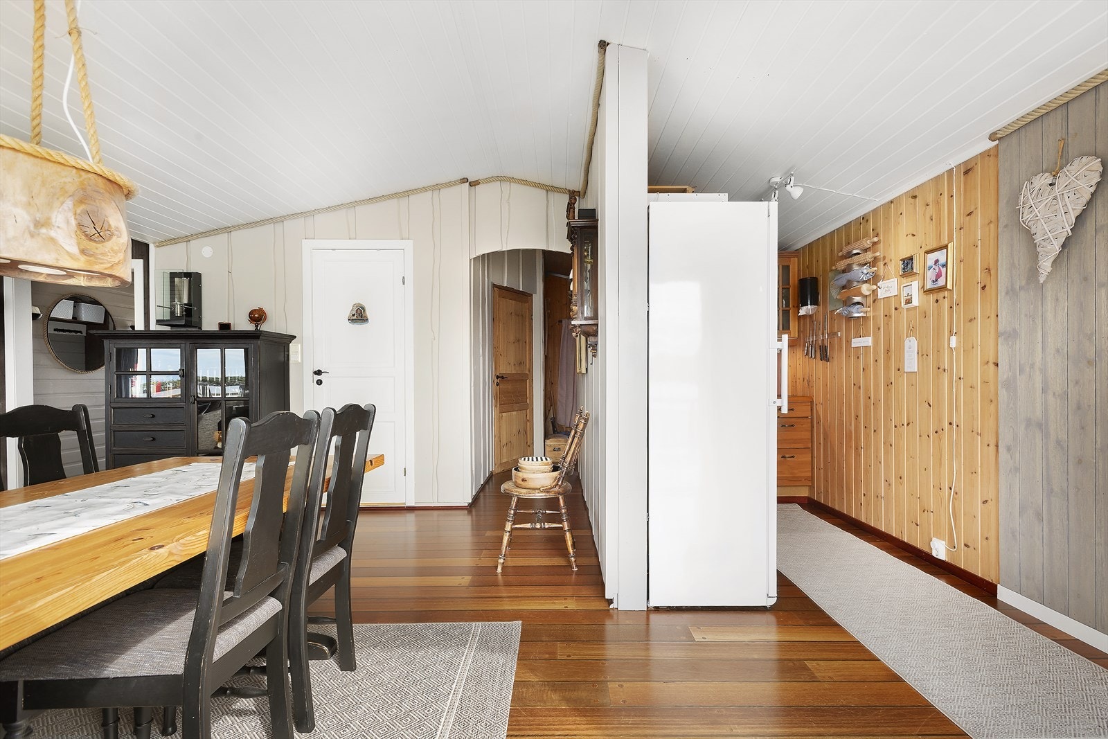 Dels åpen løsning mellom spisestue og kjøkken. Galleribilde