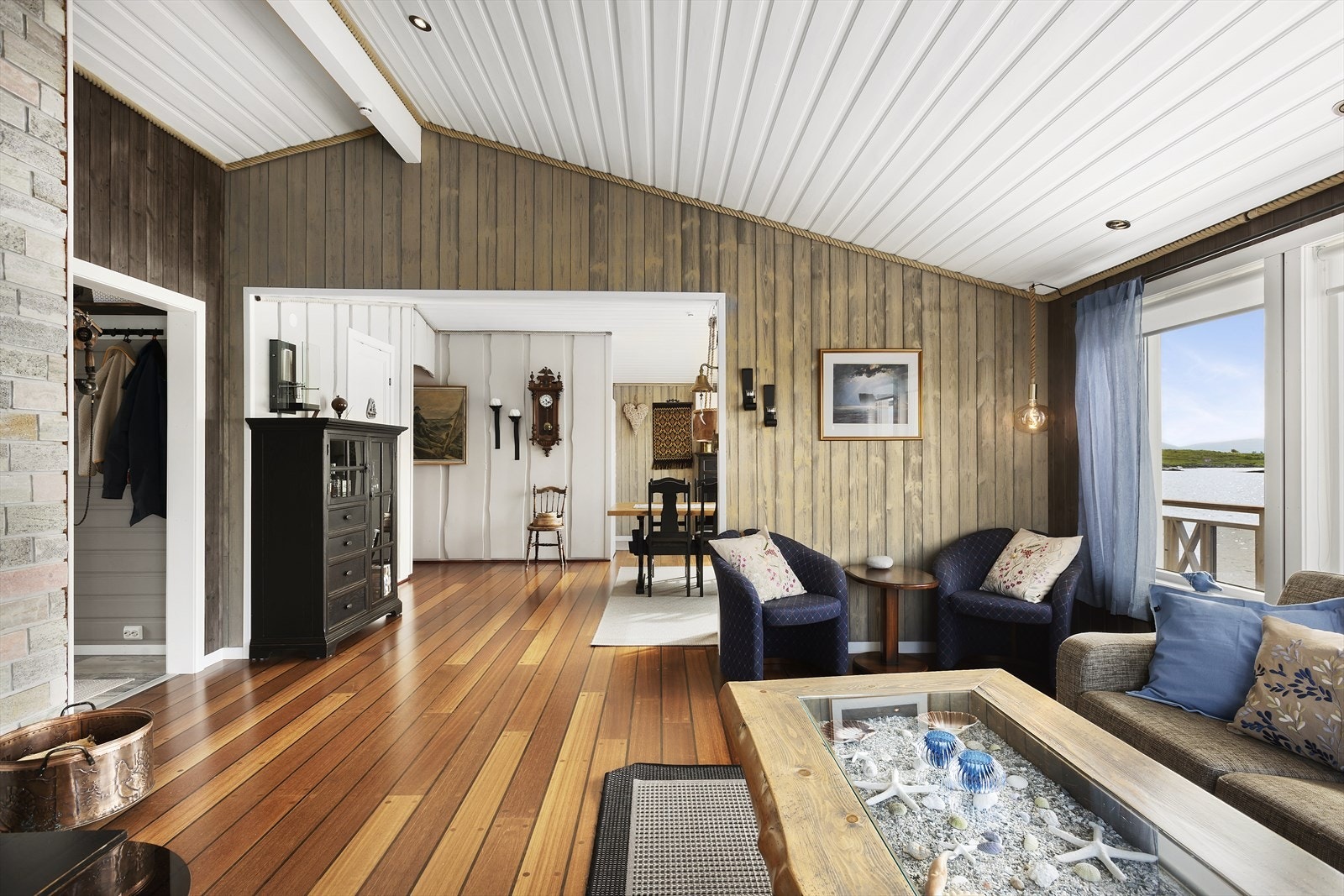 Pen stue med skipsgulv. Galleribilde