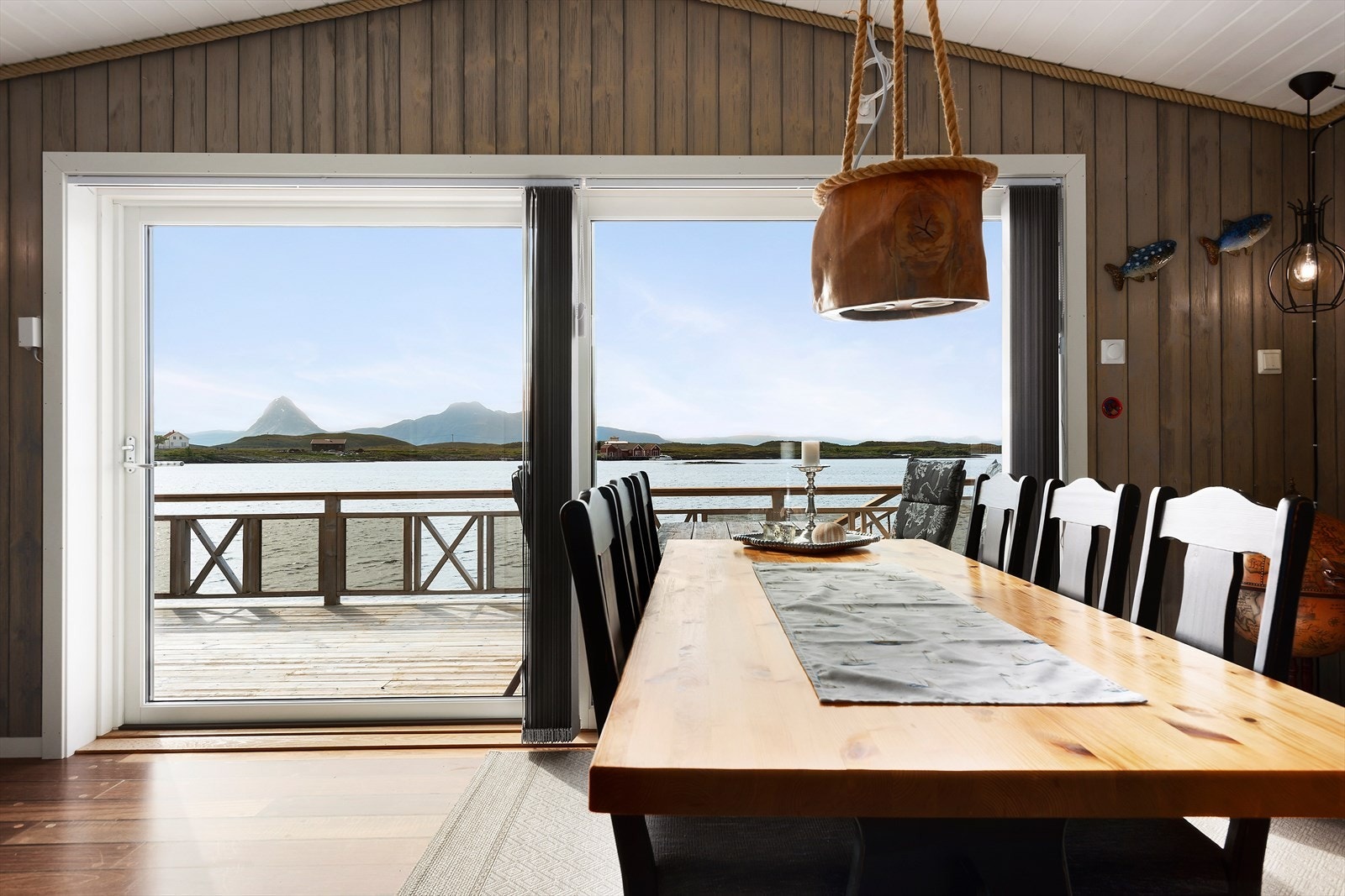 Fra stue er det utgang til en stor uteplass med kaianlegg. Galleribilde