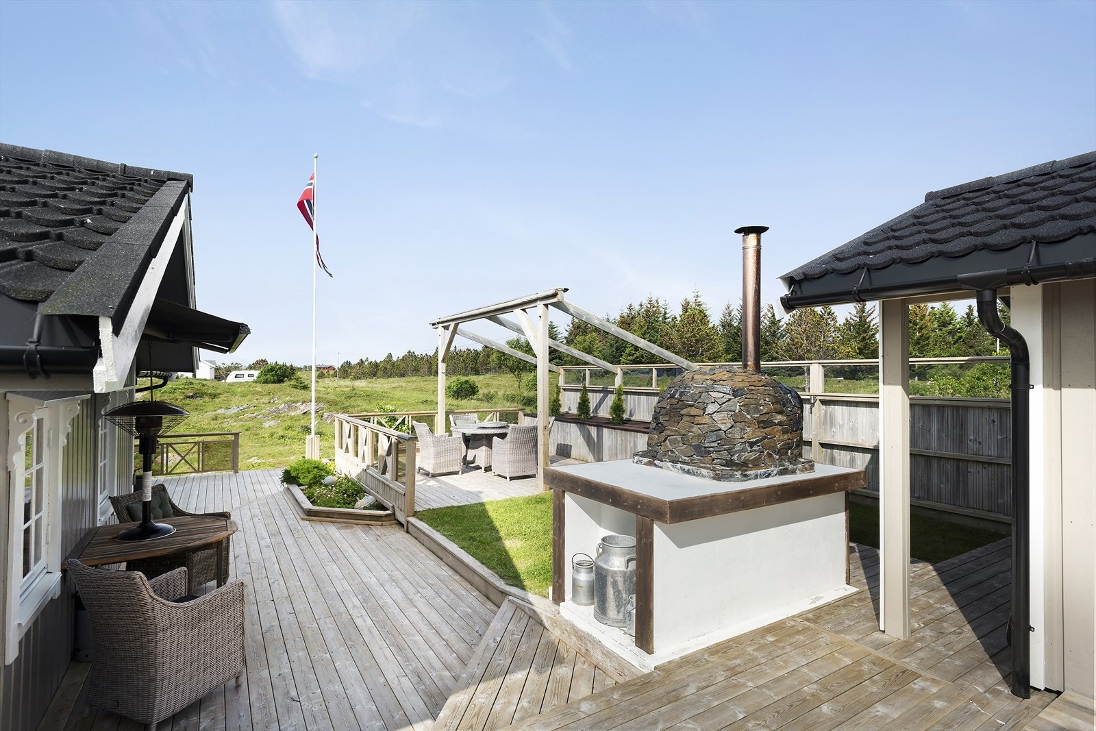 Det medfølger et uthus på ca. 10 m2 for praktisk lagring. (Søknadsprosess igangsatt) Galleribilde