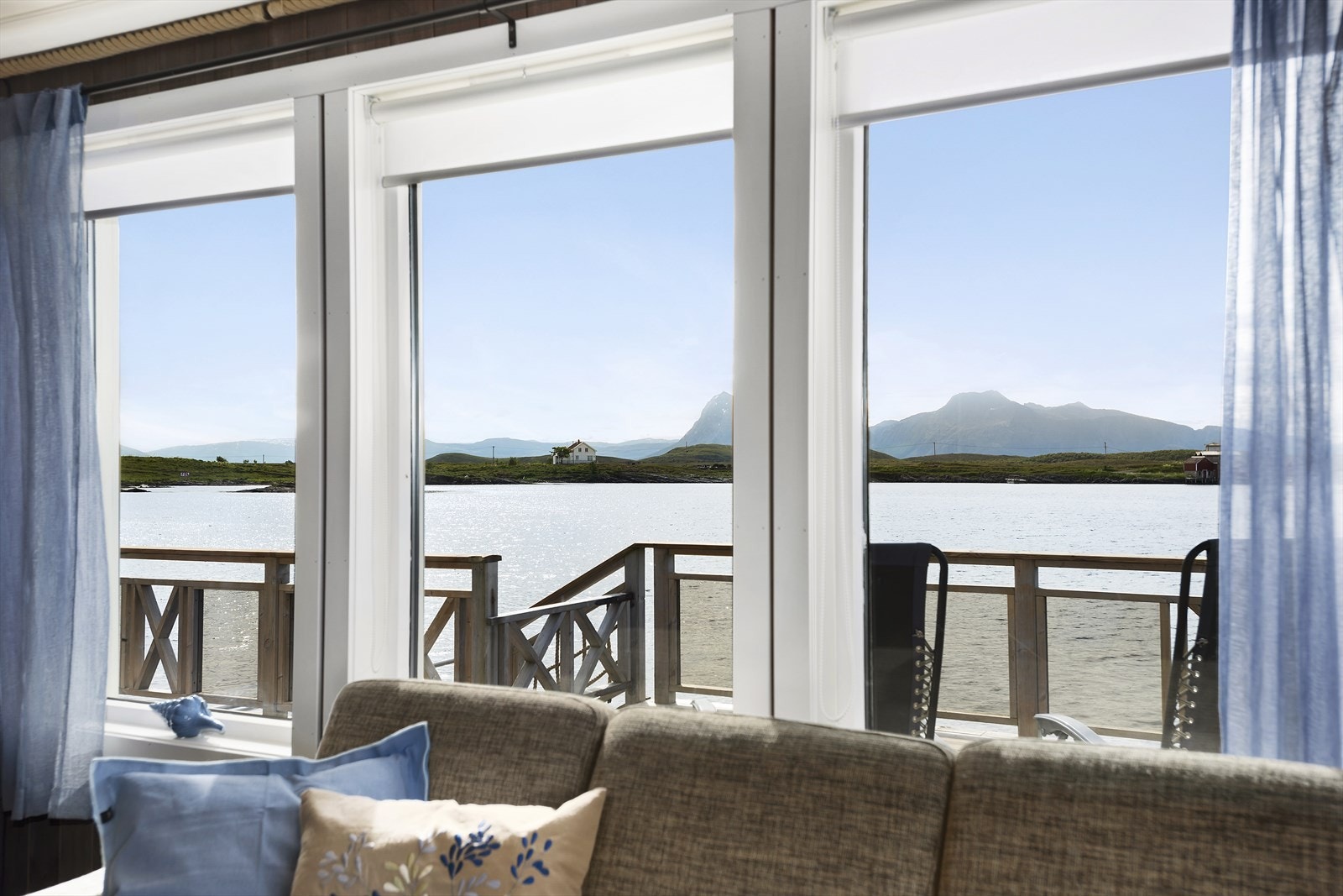 Utsikt over Tomma. Ellers vidsynt utsikt over vakre Helgelandskysten. Tomma, Hugla, Alstahaug og de syv søstre m.m. Galleribilde