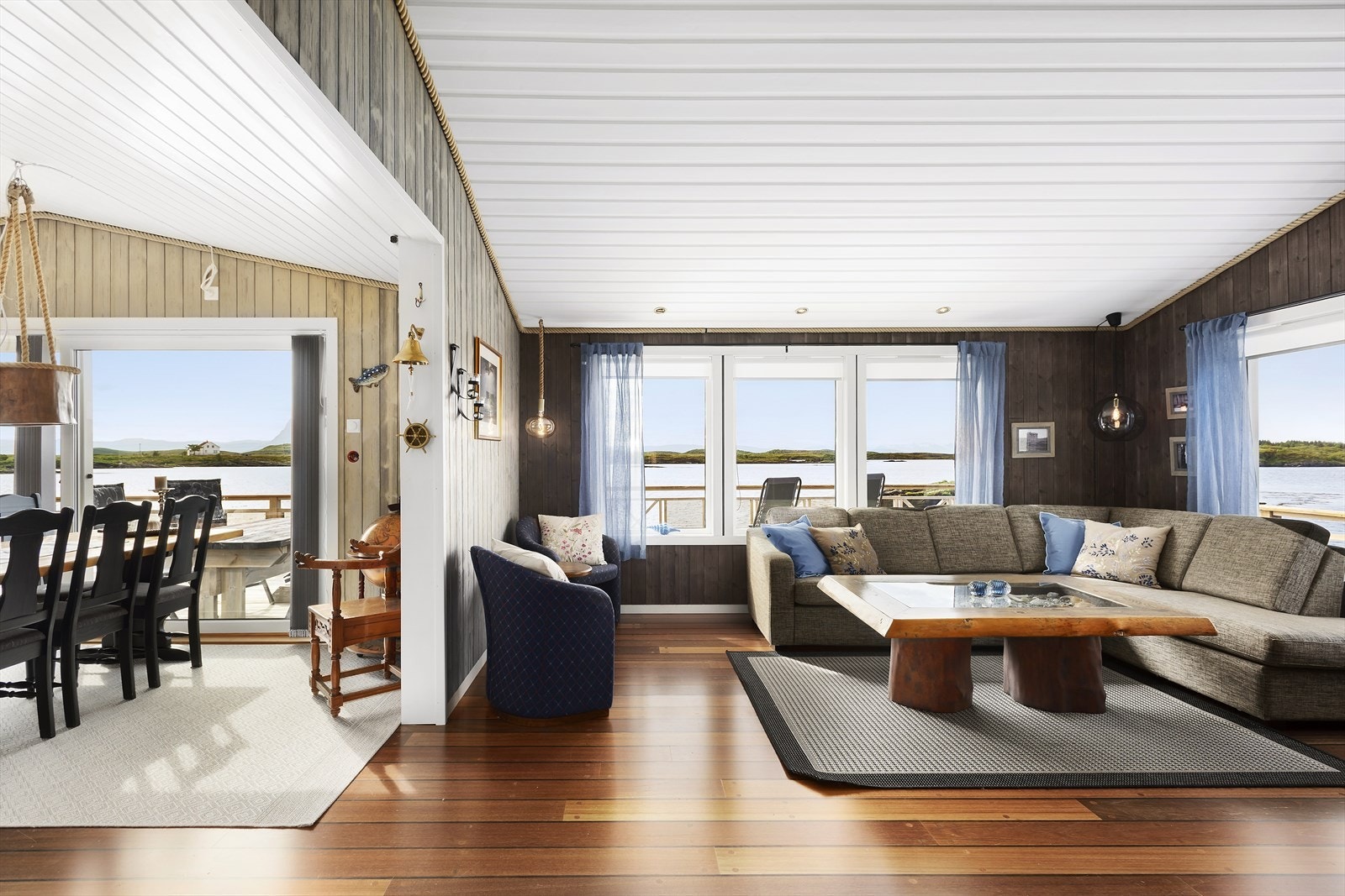 Store vindusflater som slipper inn rikelig med naturlig dagslys samtidig som den særs flotte utsikten kan nytes. Øya har unikt fugleliv der gås, hubro, and m.m. trives. Galleribilde