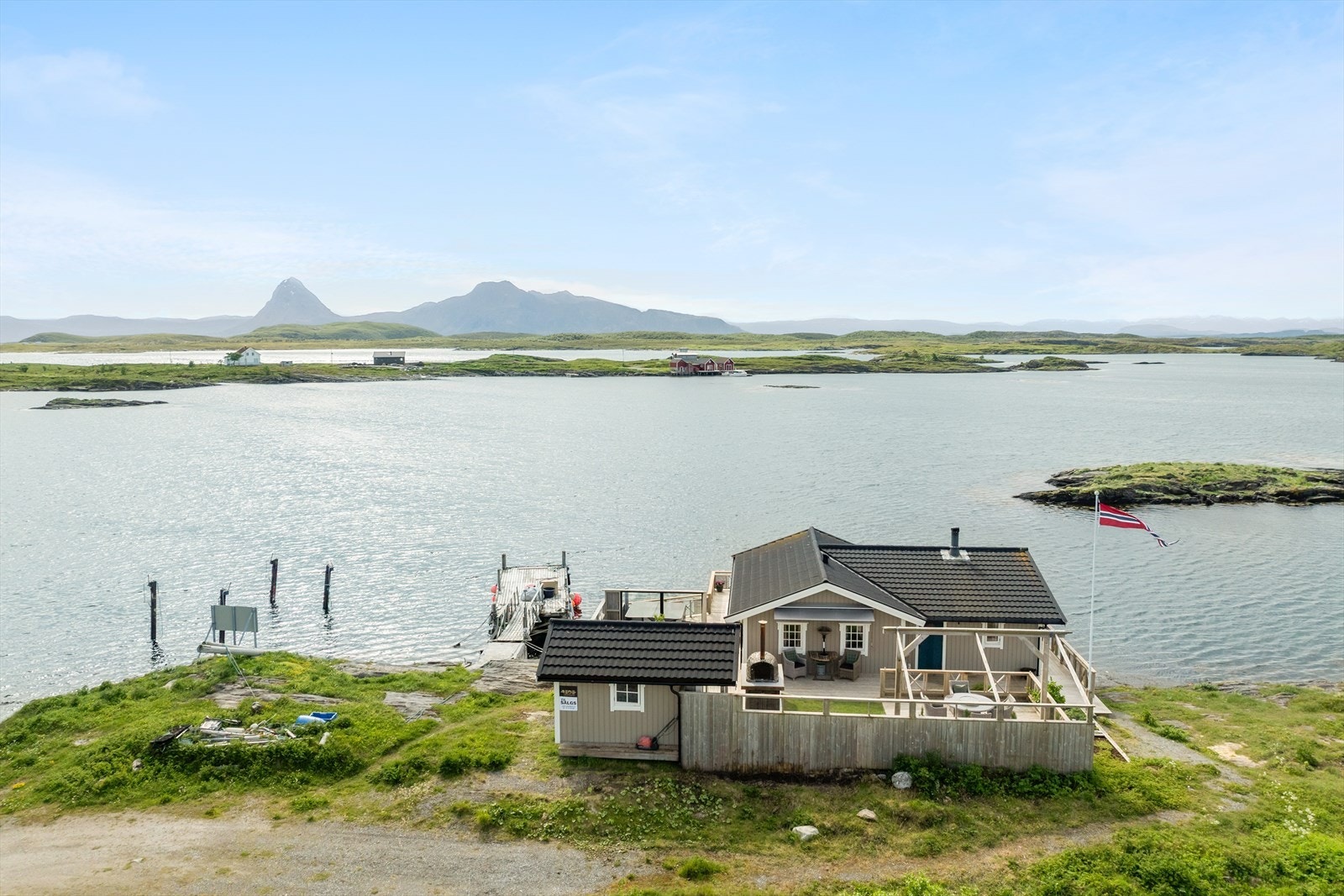 Eiendommen ligger fint til på Sleneset, som en del av Solværøyene. Disse øyene er regnet som et av Helgelands beste padleområder, hvor nesten 2000 øyer, holmer og skjær ligger tett i tett mellom grunner og sandstrender. Galleribilde