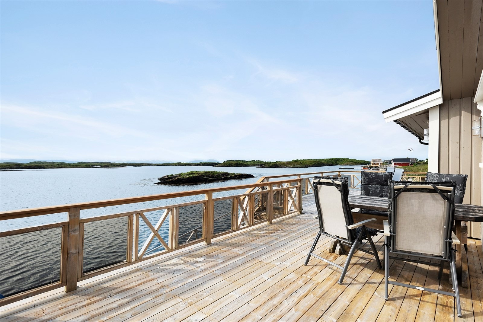 Det er flere terrasser, terrassekledde gangbaner og ulike soner på eiendommen. Galleribilde