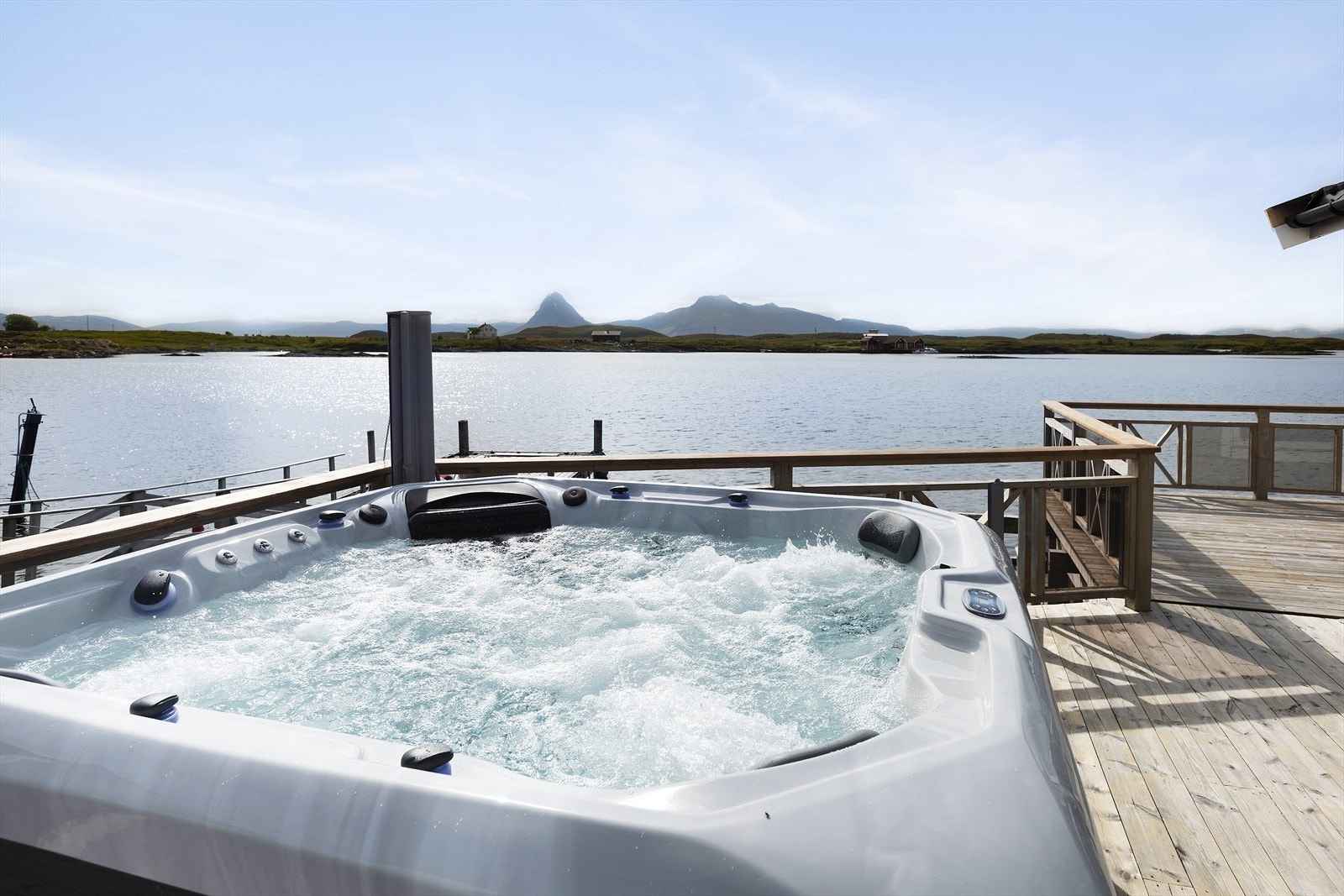 Jacuzzien har en ypperlig beliggenhet med utsikt over fjellene og fjorden - det perfekte stedet for avslapping i vakre omgivelser. Galleribilde
