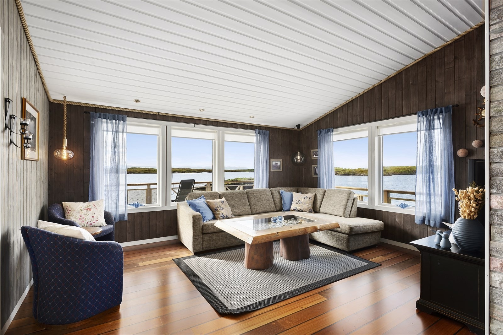 God plass til hele familien med romslig sofakrok, spisebord og plass til godstoler. Galleribilde