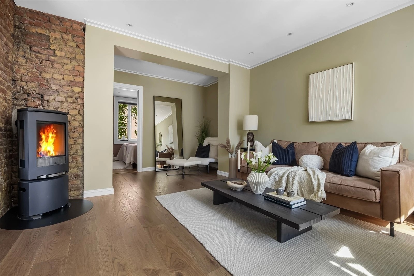 Den gode planløsningen gjør det enkelt å møblere etter behov, og gir rommet både funksjon og sjel. Galleribilde