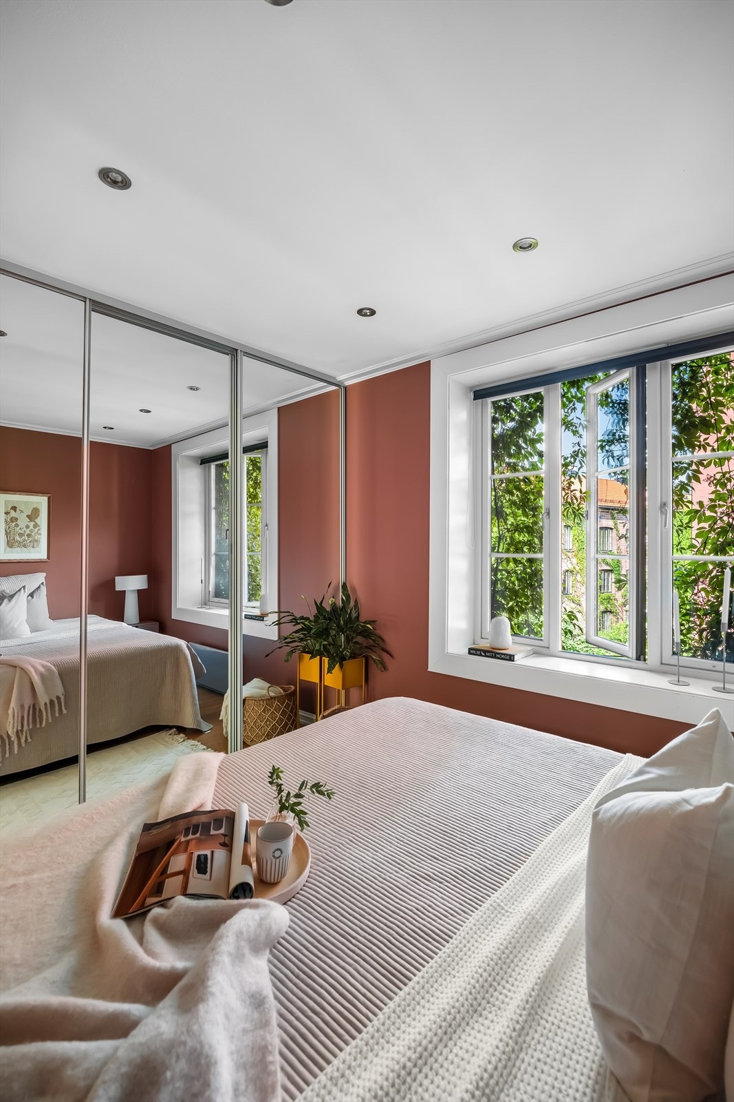 Skyvedørsgarderoben med speil reflekterer lyset og skaper en rolig, harmonisk stemning - perfekt for et ryddig og innbydende soverom. Galleribilde