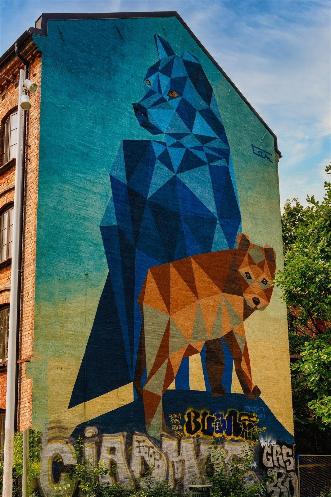 Området preges av levende gatekunst og graffiti som gir liv til gatene. Galleribilde