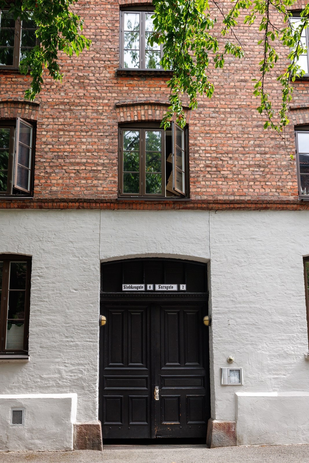 Fra gaten kommer du først til en dør som åpner inn mot bakgården. Galleribilde