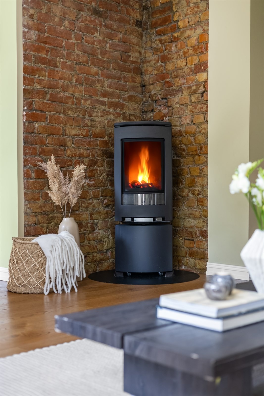 Peisen i hjørnet gir varme og hygge. Galleribilde