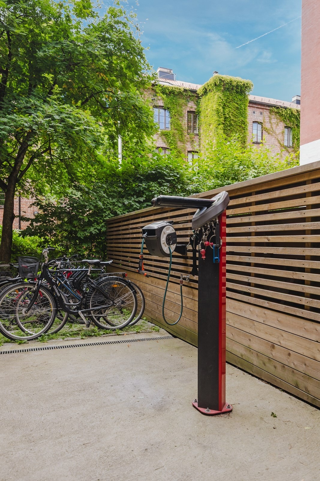 Bakgården har et praktisk stativ hvor beboere kan fikse sykkelen sin. Galleribilde